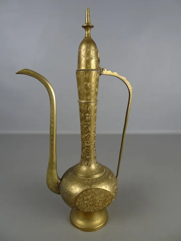 Koperkleurige decoratieve waterkruik