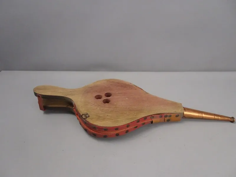 Mooi versierde blaasbalg met koper