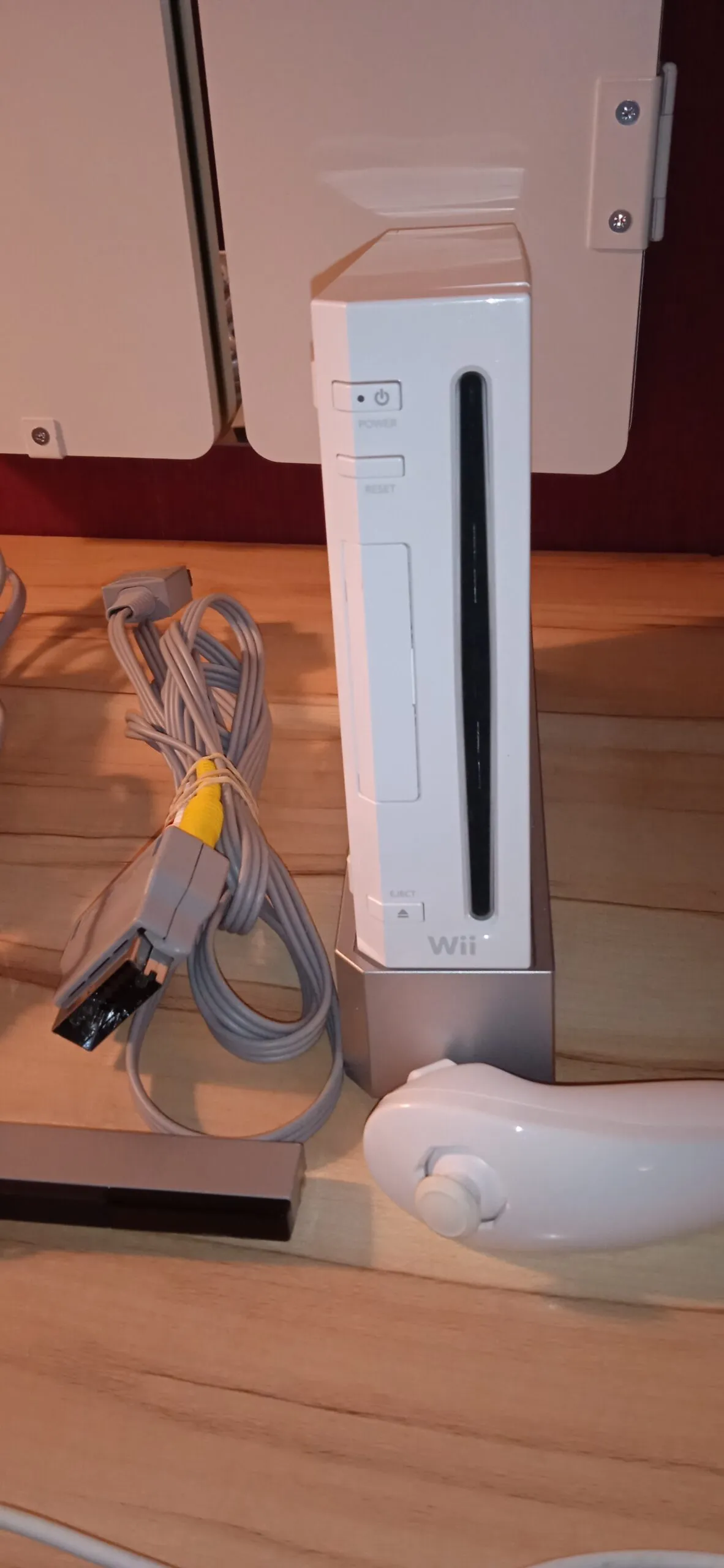 Nintendo Wii console + 2 controllers + 2 nunchuks + 8 games (2)