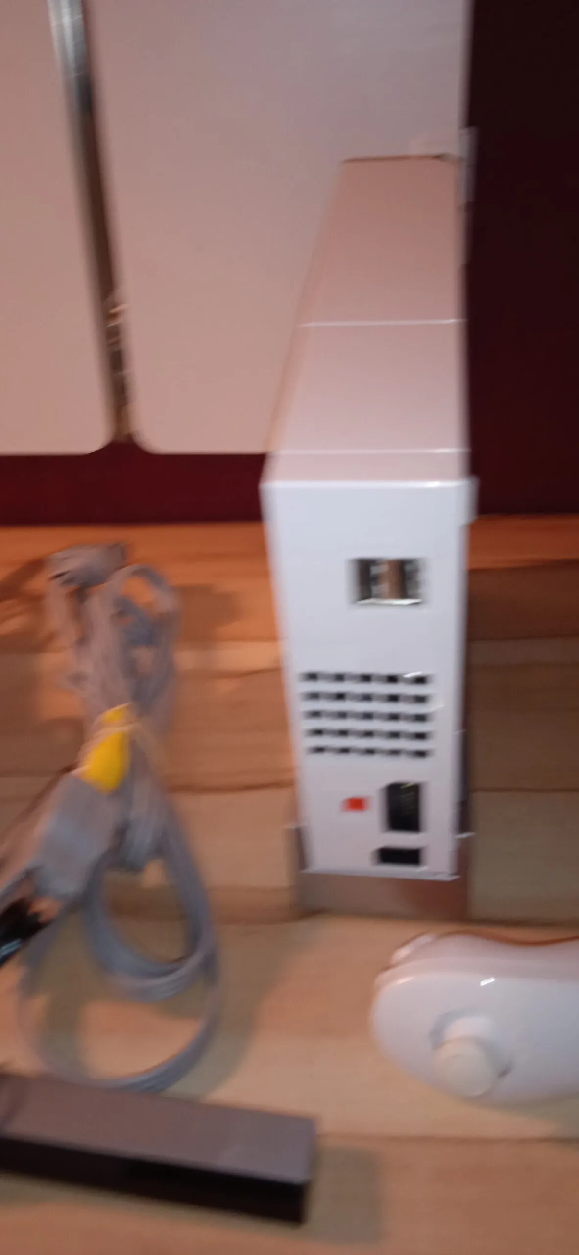 Nintendo Wii console + 2 controllers + 2 nunchuks + 8 games (2)