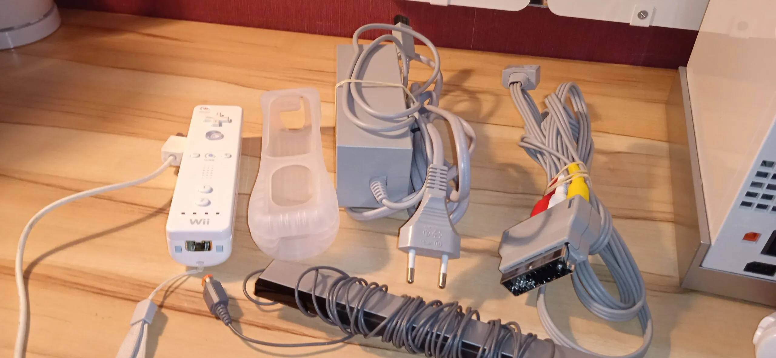 Nintendo Wii console + 2 controllers + 2 nunchuks + 8 games (2)