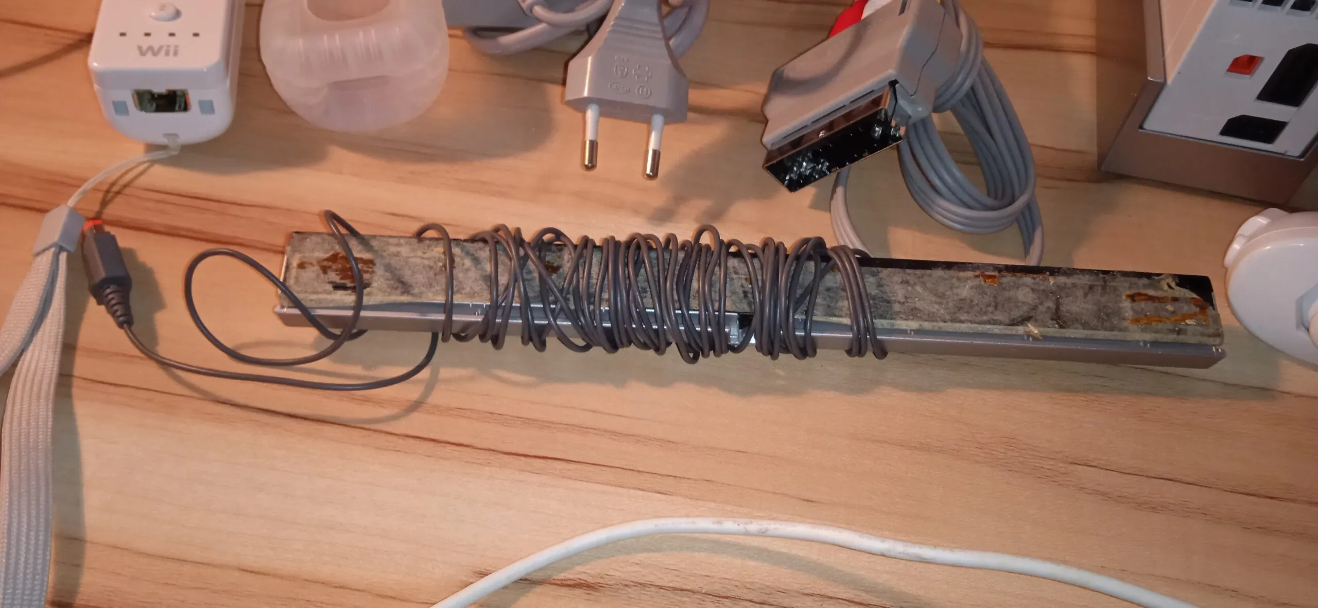 Nintendo Wii console + 2 controllers + 2 nunchuks + 8 games (2)