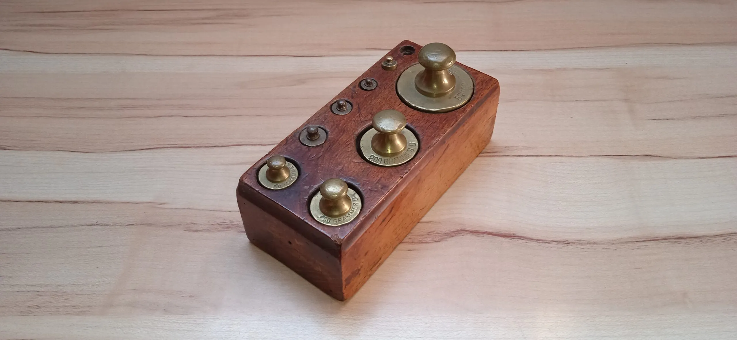 Messing gewichtjes in houder 19de eeuw