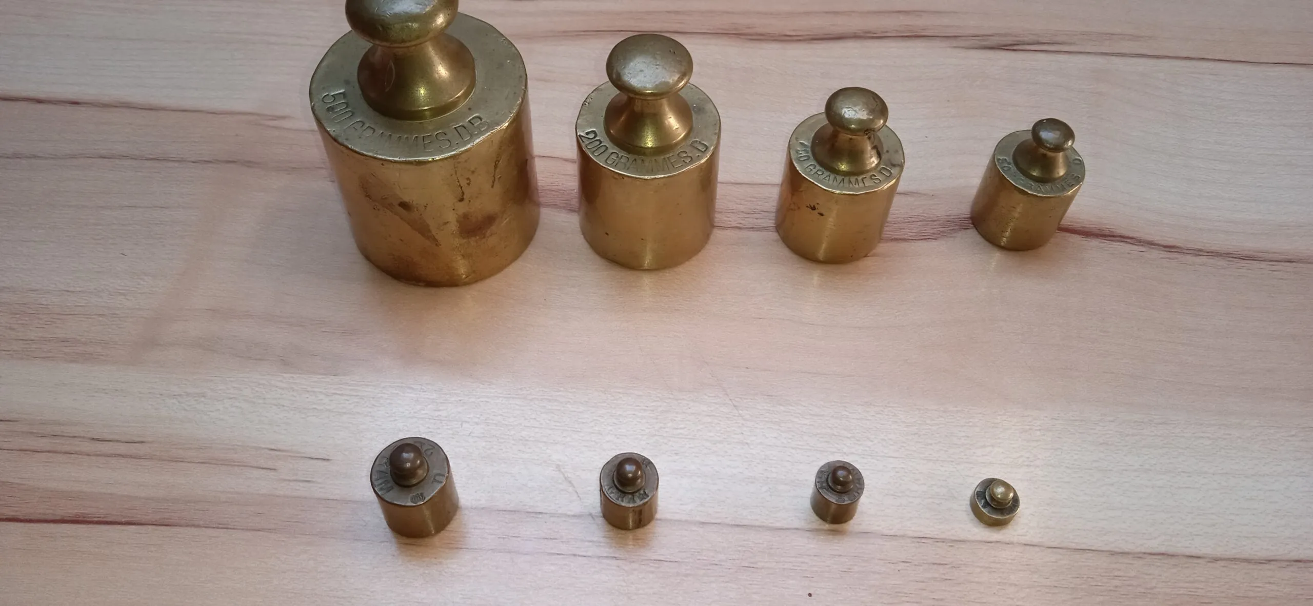 Messing gewichtjes in houder 19de eeuw