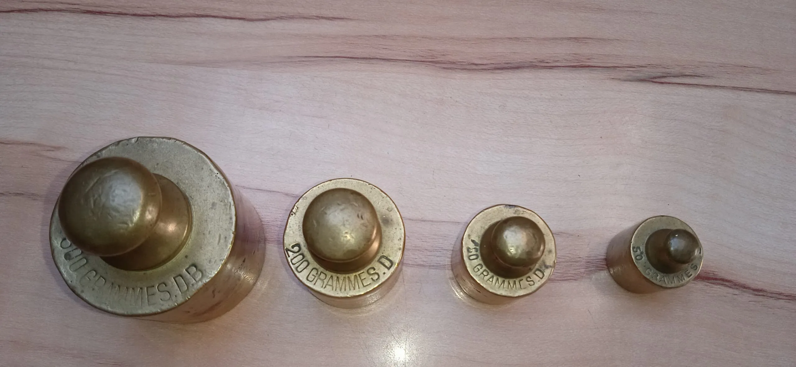 Messing gewichtjes in houder 19de eeuw