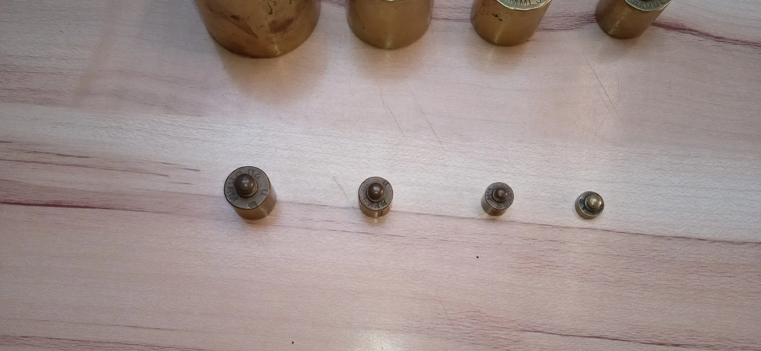 Messing gewichtjes in houder 19de eeuw