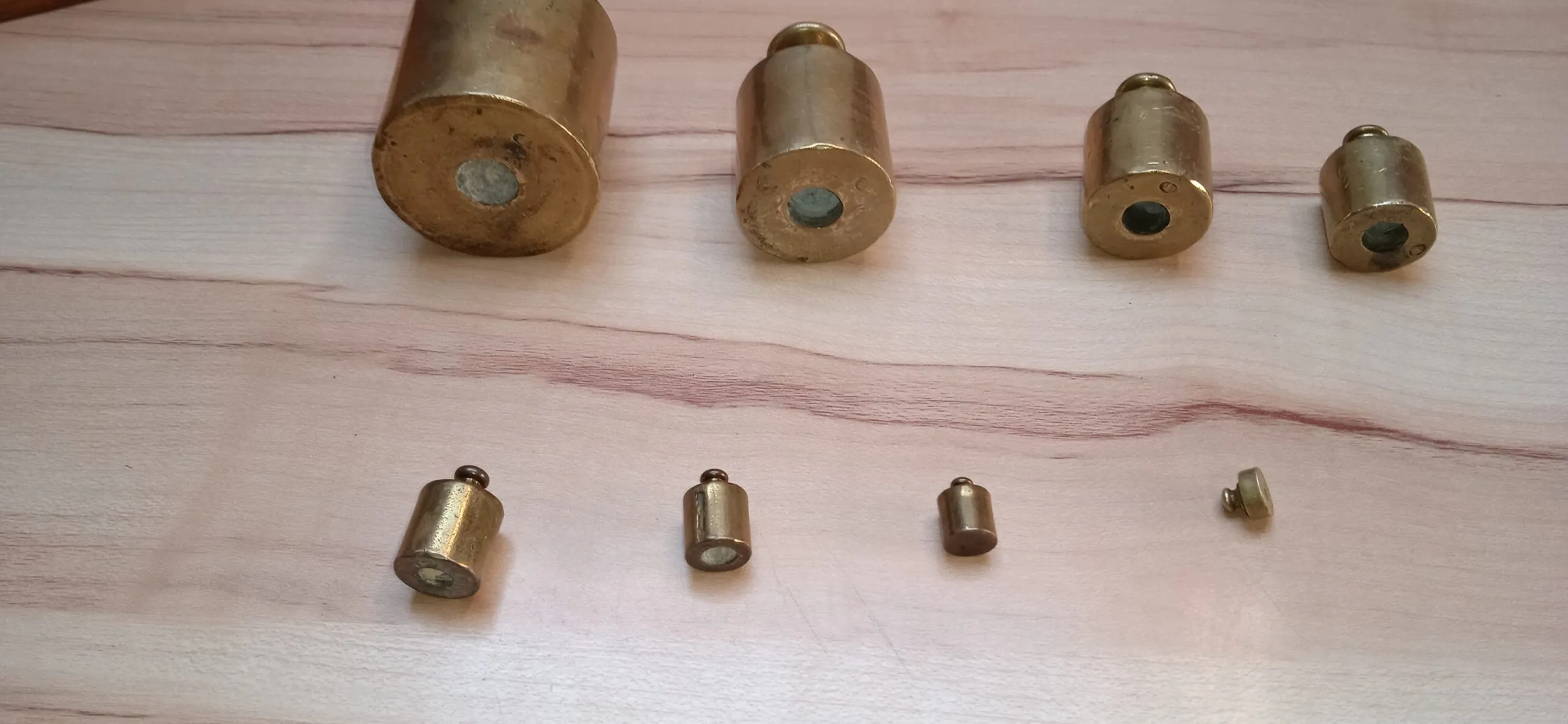 Messing gewichtjes in houder 19de eeuw