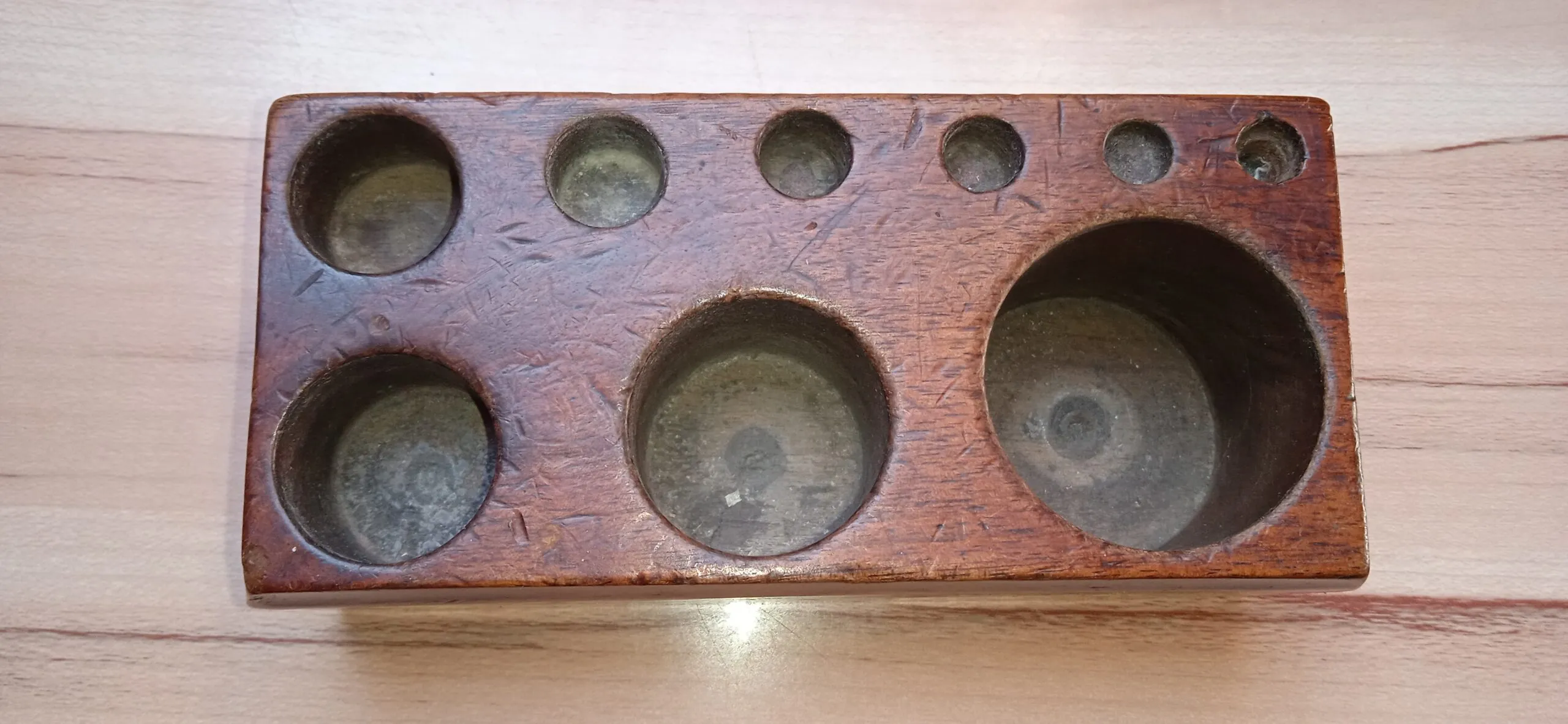 Messing gewichtjes in houder 19de eeuw